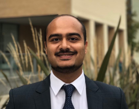 Nikhil Dugal smiling in front of Said Business School.