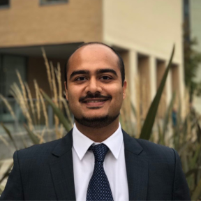 Nikhil Dugal smiling in front of Said Business School.